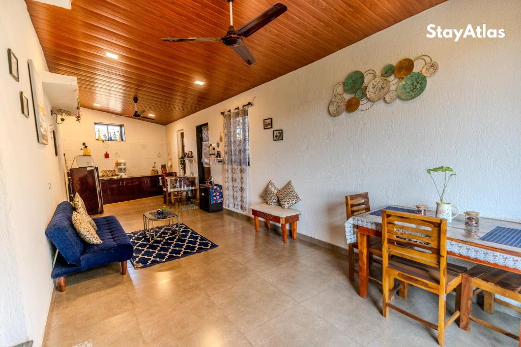 Posezení v ubytování Nysa Villa & Homestay By StayAtlas
