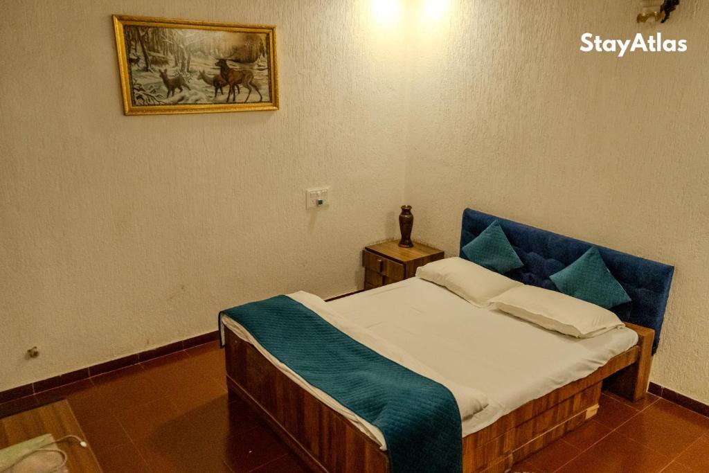 Postel nebo postele na pokoji v ubytování Nysa Villa & Homestay By StayAtlas