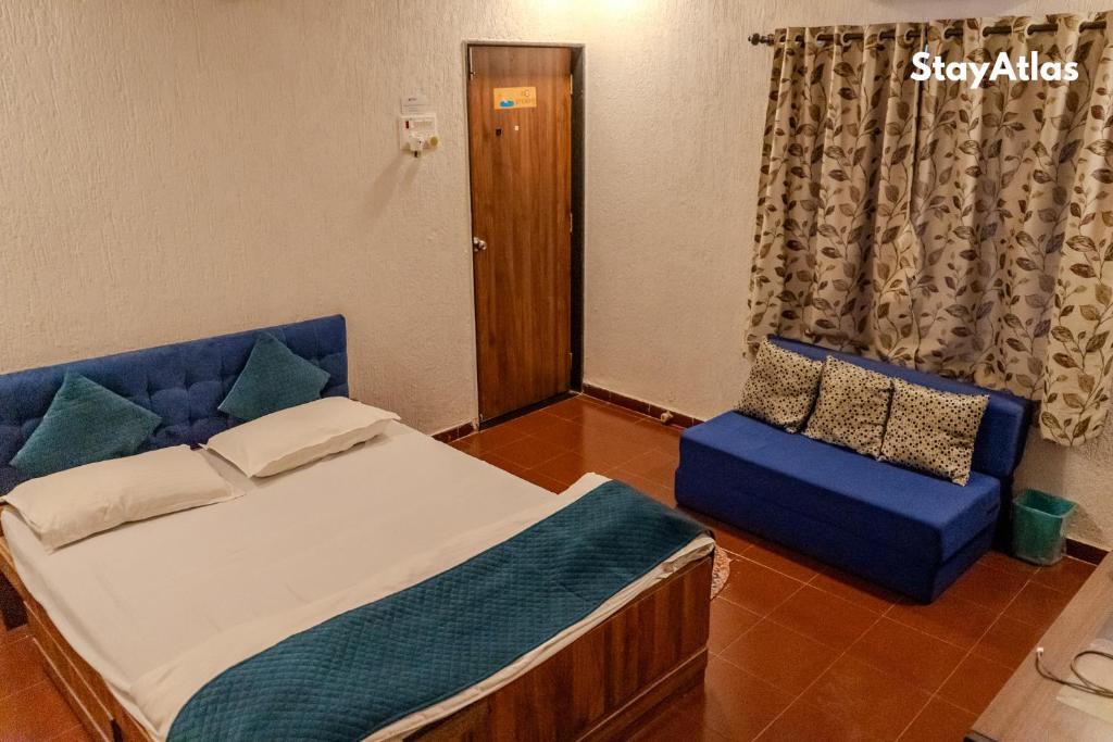 Postel nebo postele na pokoji v ubytování Nysa Villa & Homestay By StayAtlas