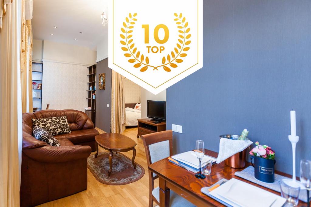 ein Wohnzimmer mit Sofa und Tisch in der Unterkunft Central apartments 2 x Free Parking x SELF CHECK-IN 24h by H&H in Vilnius