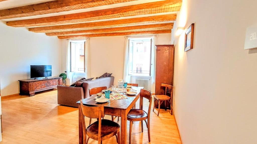 Televisyen dan/atau pusat hiburan di LUXURY -JACUZZI- FLAT 100mq, elegante e storico, nel borgo medievale