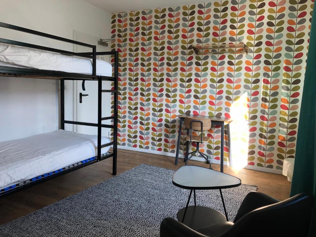Postel nebo postele na pokoji v ubytování Weltempfänger Backpacker Hostel