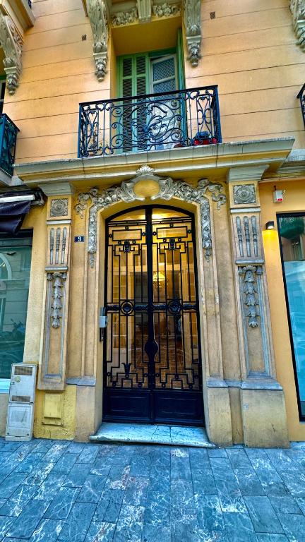 un accès à un bâtiment avec une porte noire dans l'établissement Your Monte-Carlo, à Beausoleil