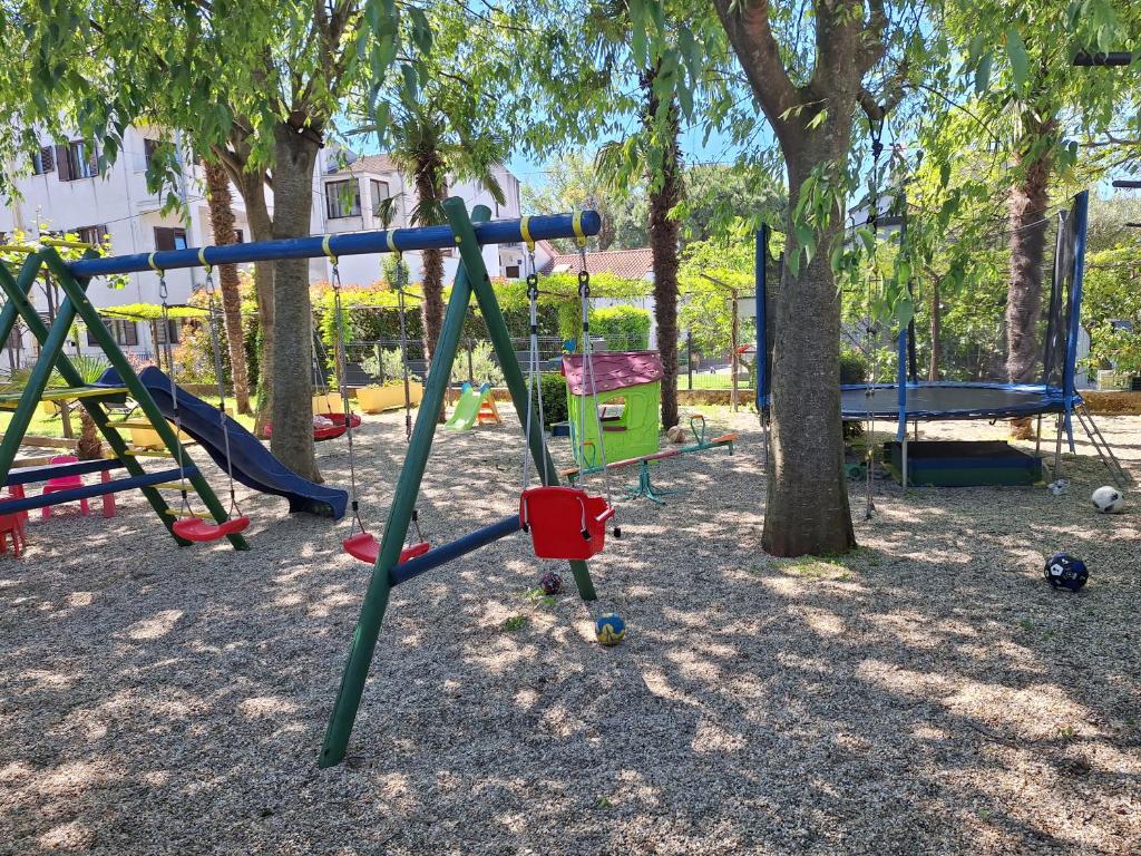 Plac zabaw dla dzieci w obiekcie Apartments Modrušan
