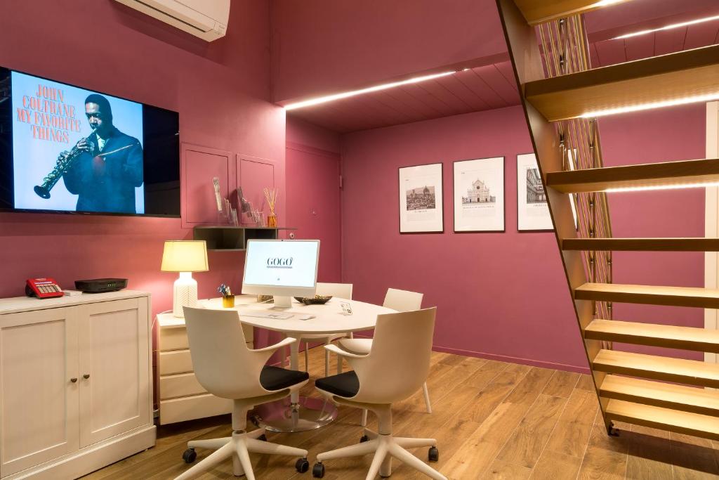 TV a/nebo společenská místnost v ubytování GOGO` Petit Hotel
