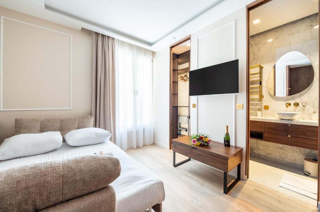 une chambre avec un lit et une salle de bain avec un lavabo dans l'établissement Mid term l Luxury and Cozy, à Paris
