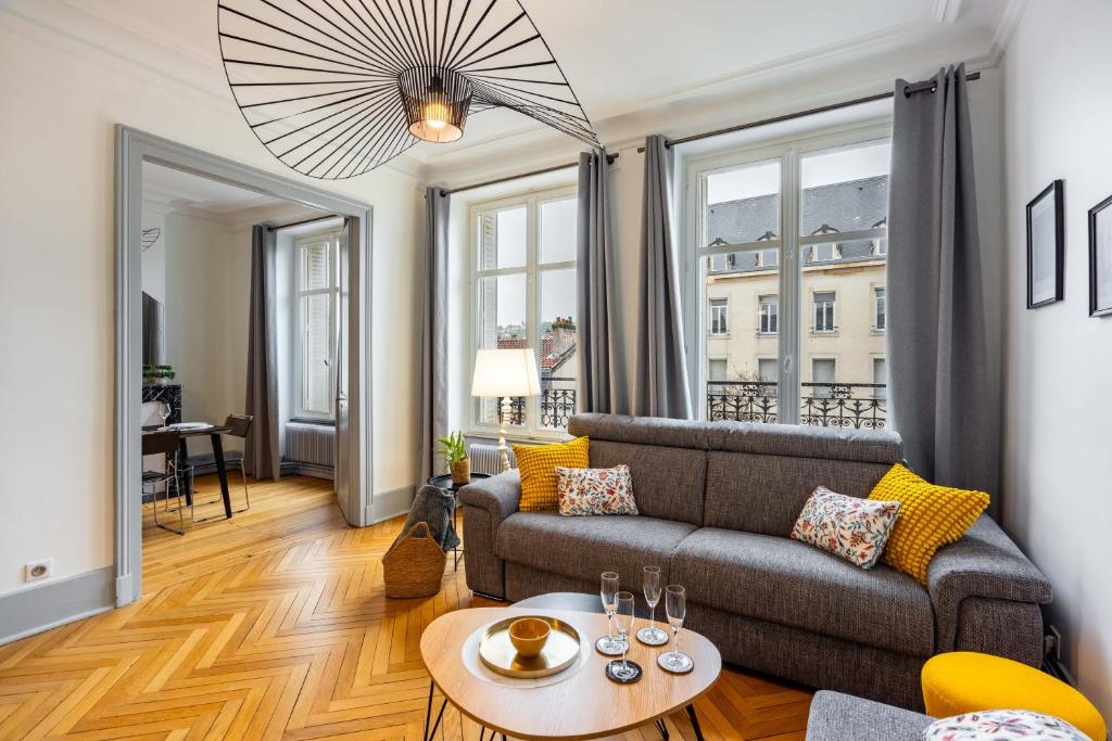 un salon avec un canapé et une table dans l'établissement Le Chic de Foch - 5min à Pied de la Gare, à Nancy