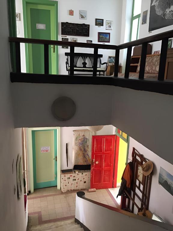 Posezení v ubytování Tirana Backpacker Hostel