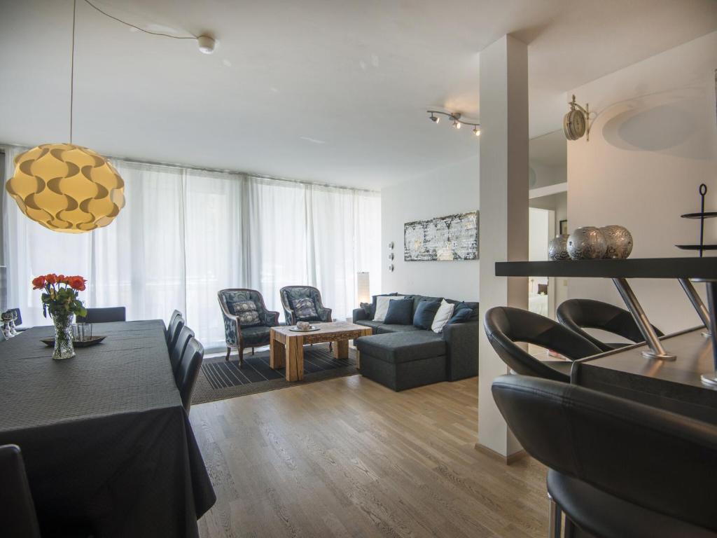 Posezení v ubytování Spacious apartment with mountain view