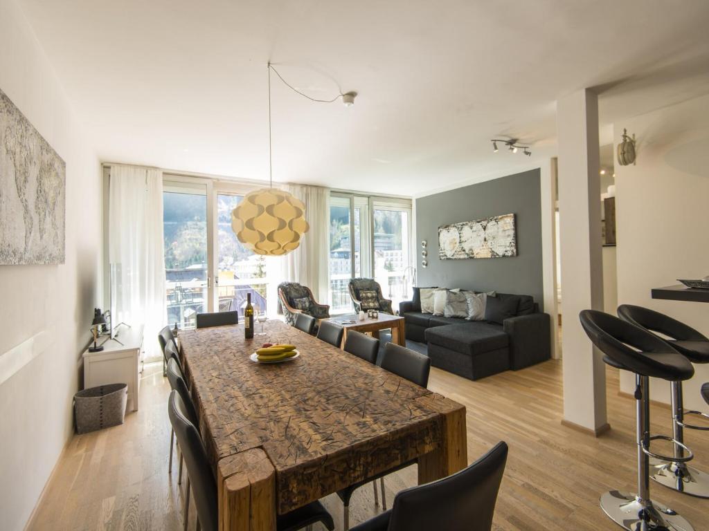 Posezení v ubytování Spacious apartment with mountain view