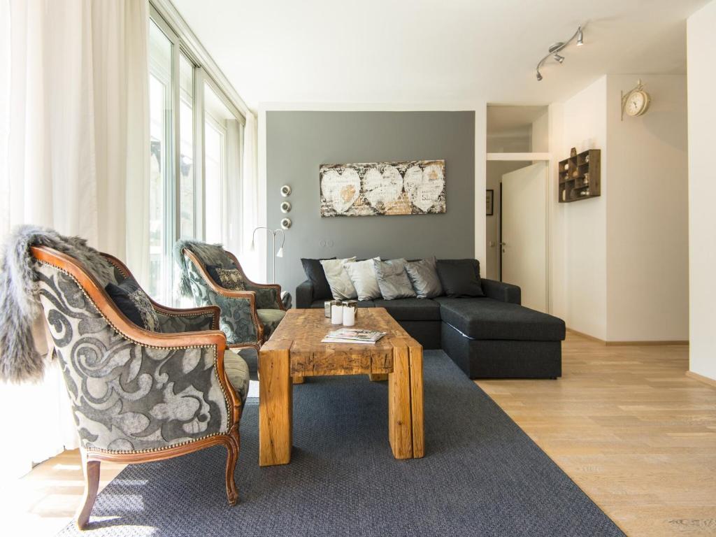 Posezení v ubytování Spacious apartment with mountain view