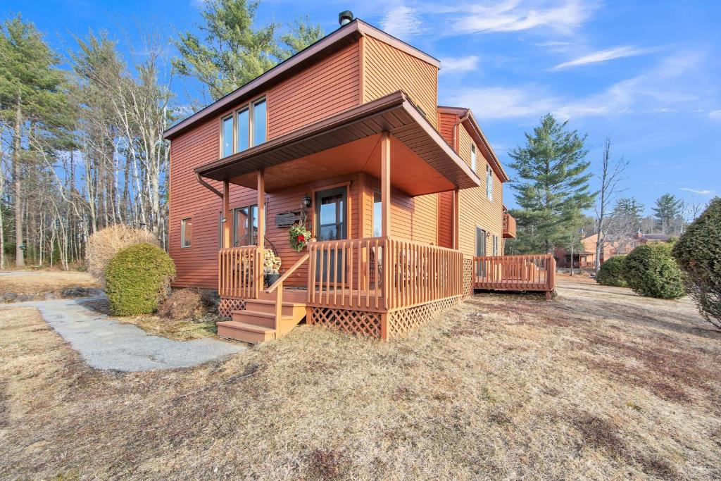 una piccola casa con un terrazzo sul cortile di Little Cloud 10M - Retreat with Adirondack Charm a North Creek