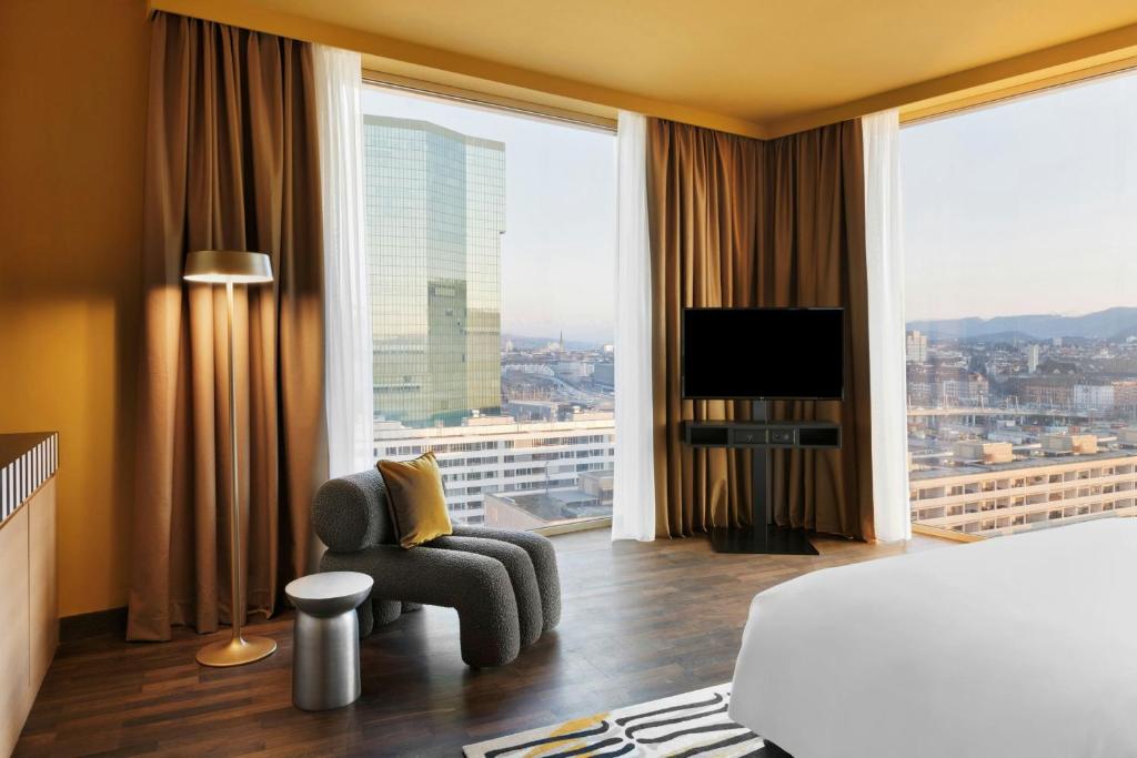 Televiisor ja/või meelelahutuskeskus majutusasutuses Renaissance Zurich Tower Hotel