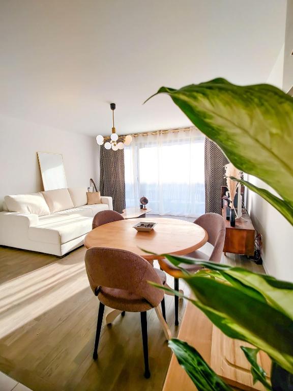 un salon avec une table et un canapé dans l'établissement Cocon urbain proche La Défense-Paris - logement entier, à Colombes