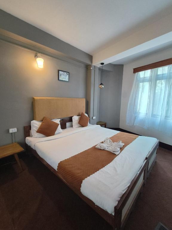 Postel nebo postele na pokoji v ubytování Hotel Sakura Mountain View 10 mins from Mall Road