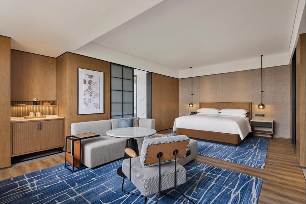 Postel nebo postele na pokoji v ubytování Sheraton Grand Xiamen Jimei