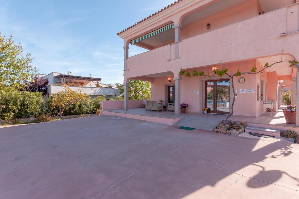 an empty driveway in front of a house at Domo Davide in San Teodoro