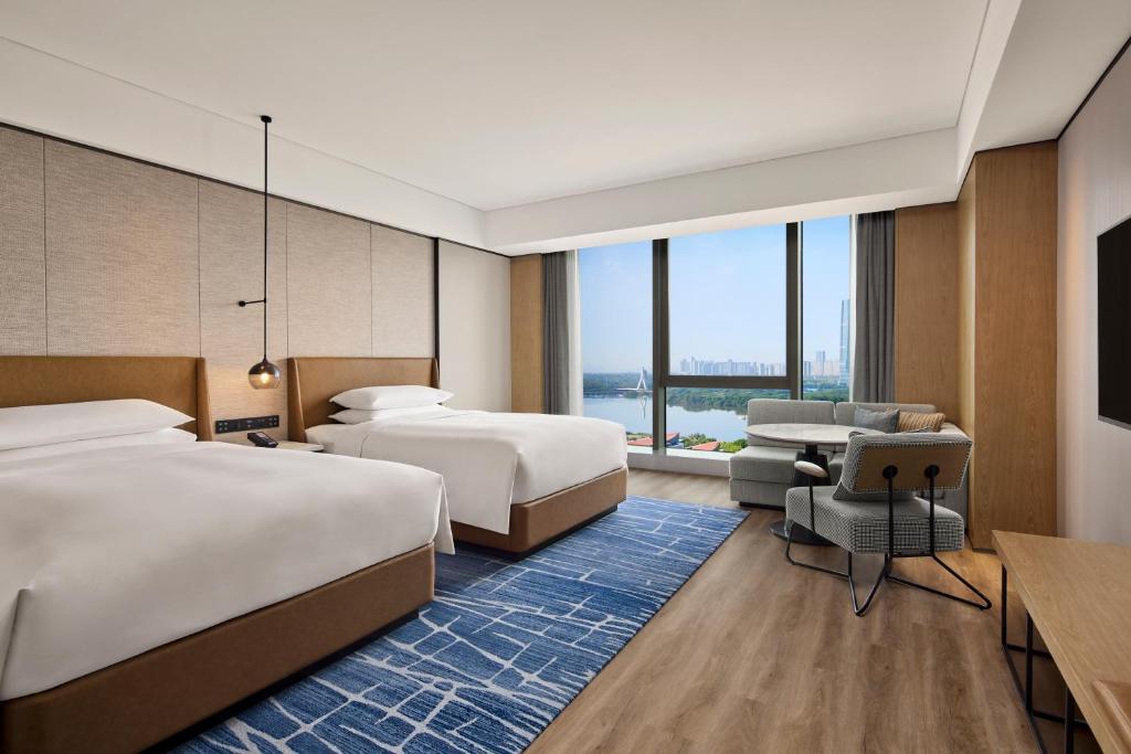 Postel nebo postele na pokoji v ubytování Sheraton Grand Xiamen Jimei