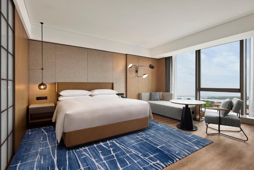 Postel nebo postele na pokoji v ubytování Sheraton Grand Xiamen Jimei
