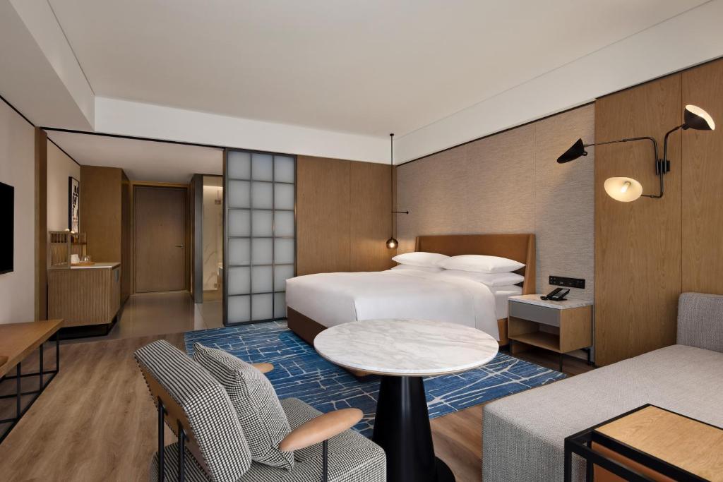 Postel nebo postele na pokoji v ubytování Sheraton Grand Xiamen Jimei
