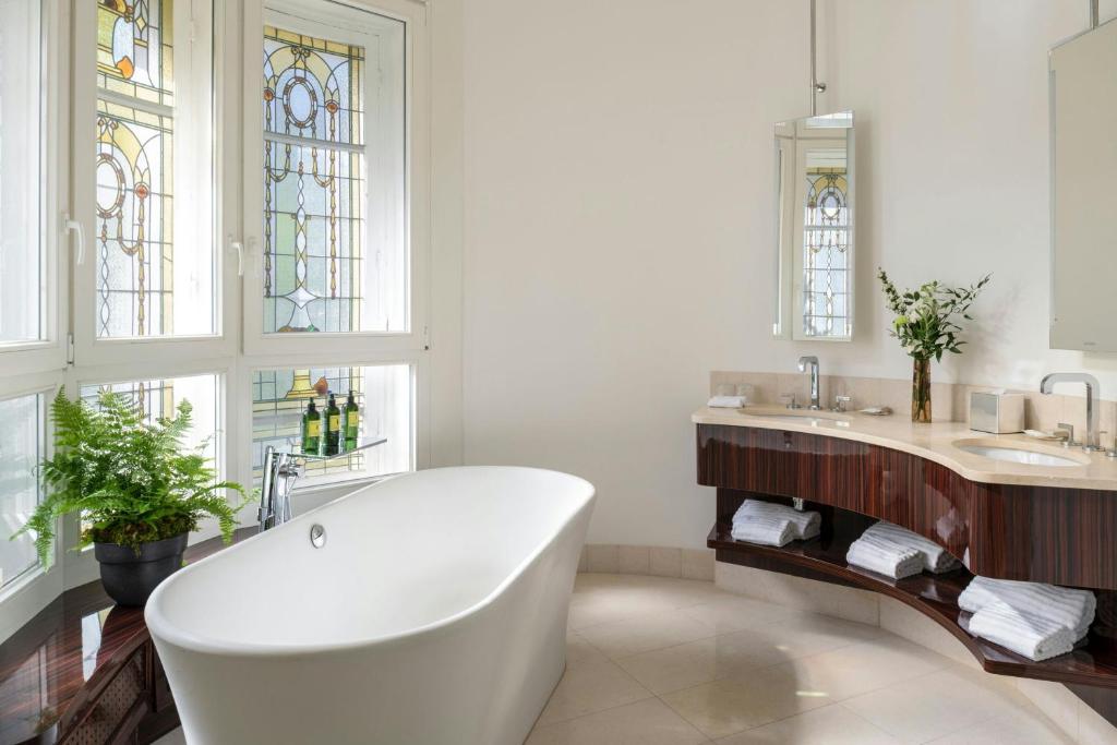 Renaissance Paris Nobel Tour Eiffel Hotel - Resim 43