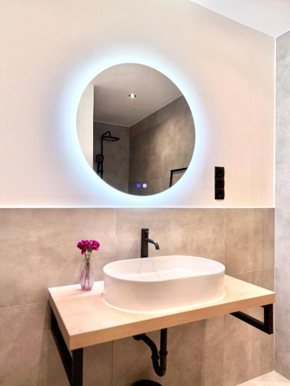Koupelna v ubytování Hochwertig saniertes Apartment "Jana", direkt am Ruhrtalradweg, Arnsberg - Neheim