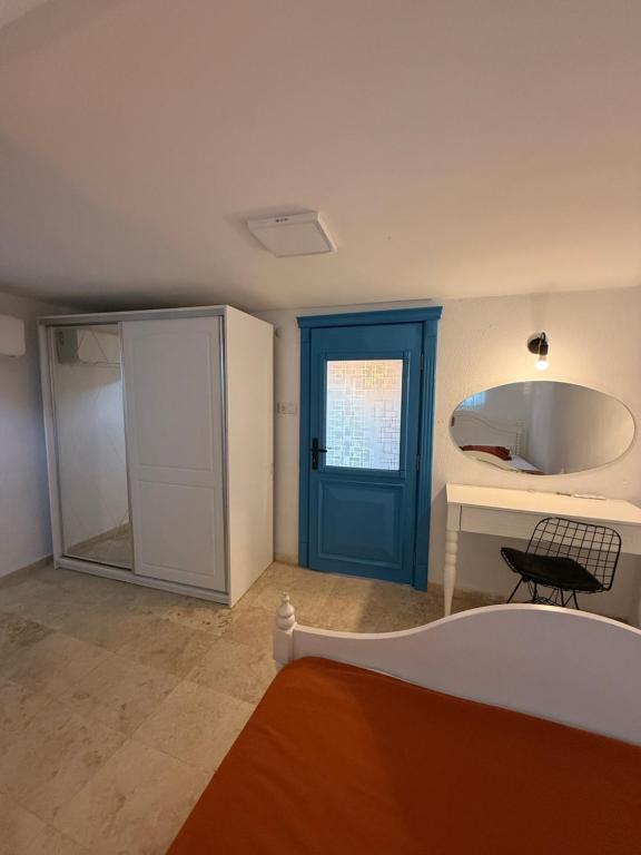 Imagen de la galería de 3-BR Stylish 2-Story Greek Stone House in Cunda, 