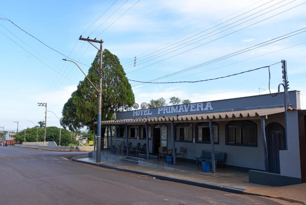 a building on the corner of a street at Hotel Primavera in Aramina