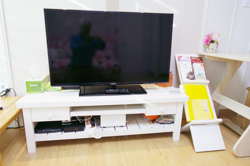 TV a/nebo společenská místnost v ubytování Comfortable as your home - JS1