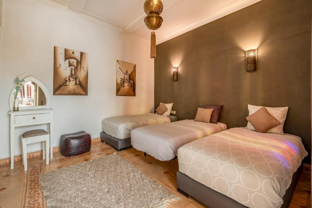Postel nebo postele na pokoji v ubytování RIAD AWINATI Location Privatisée ,piscine chauffée , beau Rooftop