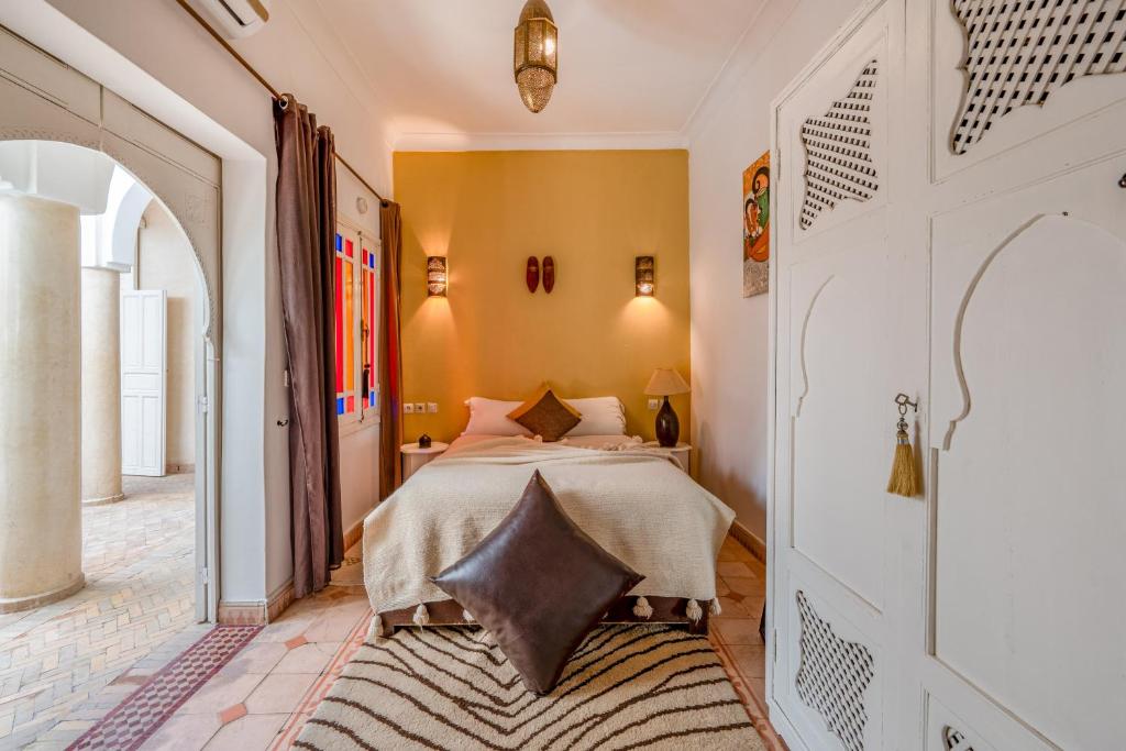 Postel nebo postele na pokoji v ubytování RIAD AWINATI Location Privatisée ,piscine chauffée , beau Rooftop