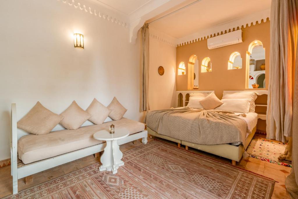 Postel nebo postele na pokoji v ubytování RIAD AWINATI Location Privatisée ,piscine chauffée , beau Rooftop