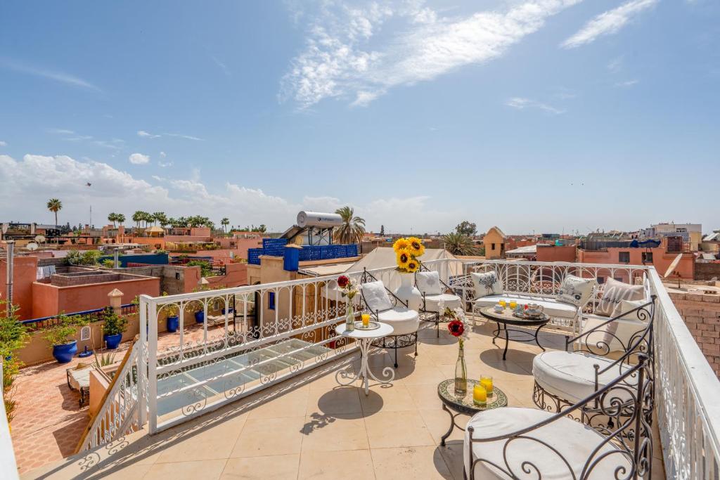 Balkón nebo terasa v ubytování RIAD AWINATI Location Privatisée ,piscine chauffée , beau Rooftop