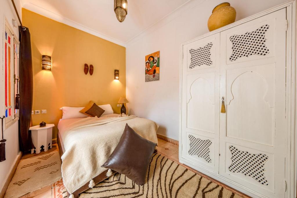 Postel nebo postele na pokoji v ubytování RIAD AWINATI Location Privatisée ,piscine chauffée , beau Rooftop