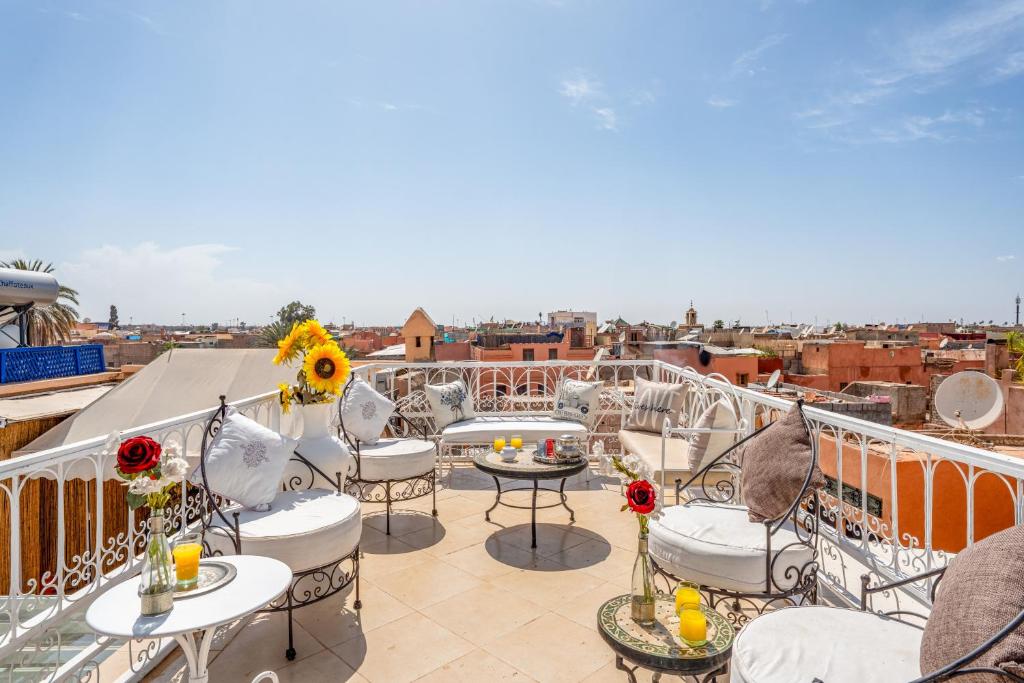 Balkón nebo terasa v ubytování RIAD AWINATI Location Privatisée ,piscine chauffée , beau Rooftop