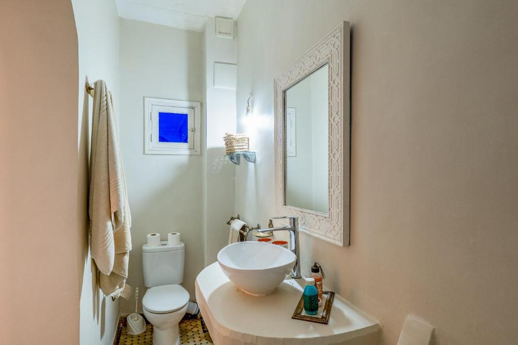 Koupelna v ubytování RIAD AWINATI Location Privatisée ,piscine chauffée , beau Rooftop