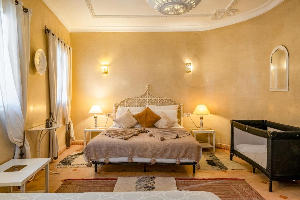 Postel nebo postele na pokoji v ubytování RIAD AWINATI Location Privatisée ,piscine chauffée , beau Rooftop