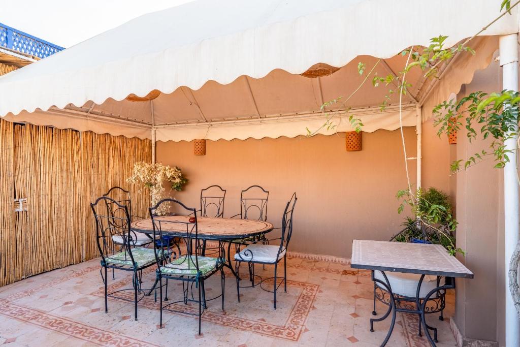 Patio nebo venkovní prostory v ubytování RIAD AWINATI Location Privatisée ,piscine chauffée , beau Rooftop