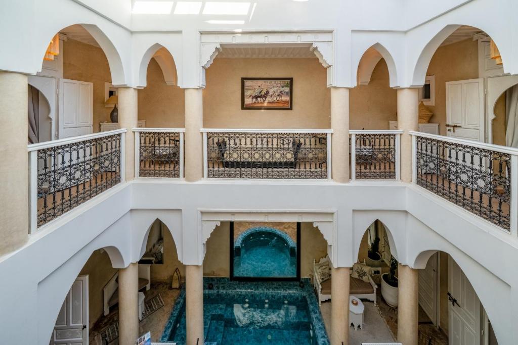 Bazén v ubytování RIAD AWINATI Location Privatisée ,piscine chauffée , beau Rooftop nebo v jeho okolí