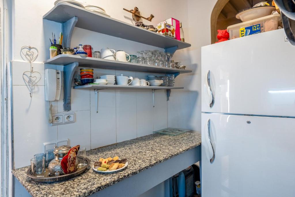 Kuchyň nebo kuchyňský kout v ubytování RIAD AWINATI Location Privatisée ,piscine chauffée , beau Rooftop