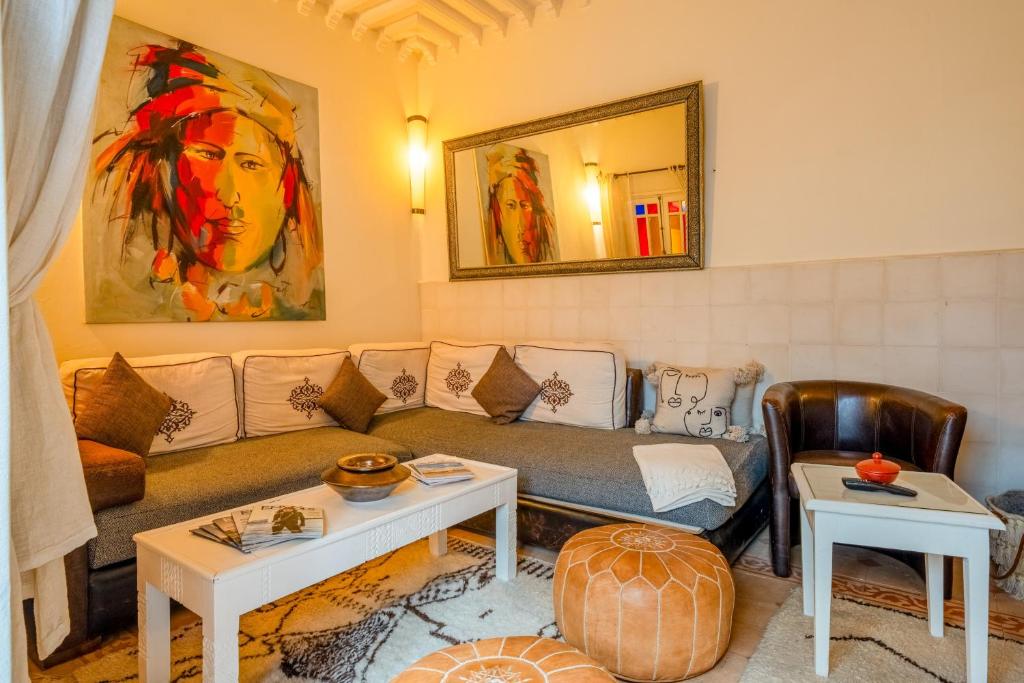 Posezení v ubytování RIAD AWINATI Location Privatisée ,piscine chauffée , beau Rooftop
