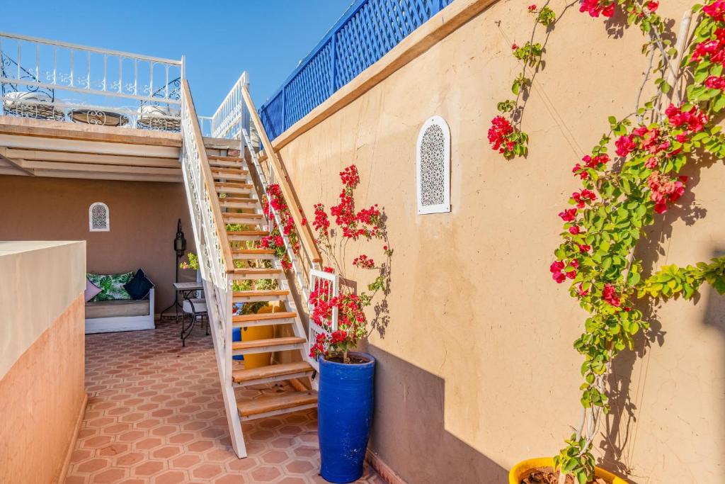 Balkón nebo terasa v ubytování RIAD AWINATI Location Privatisée ,piscine chauffée , beau Rooftop