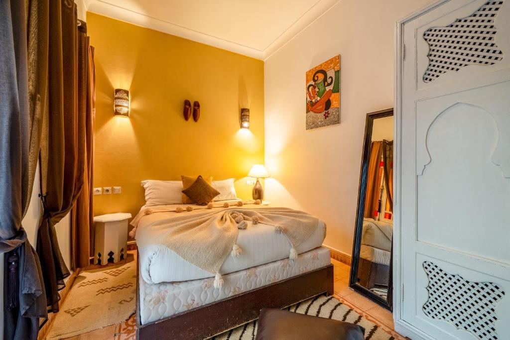 Postel nebo postele na pokoji v ubytování RIAD AWINATI Location Privatisée ,piscine chauffée , beau Rooftop