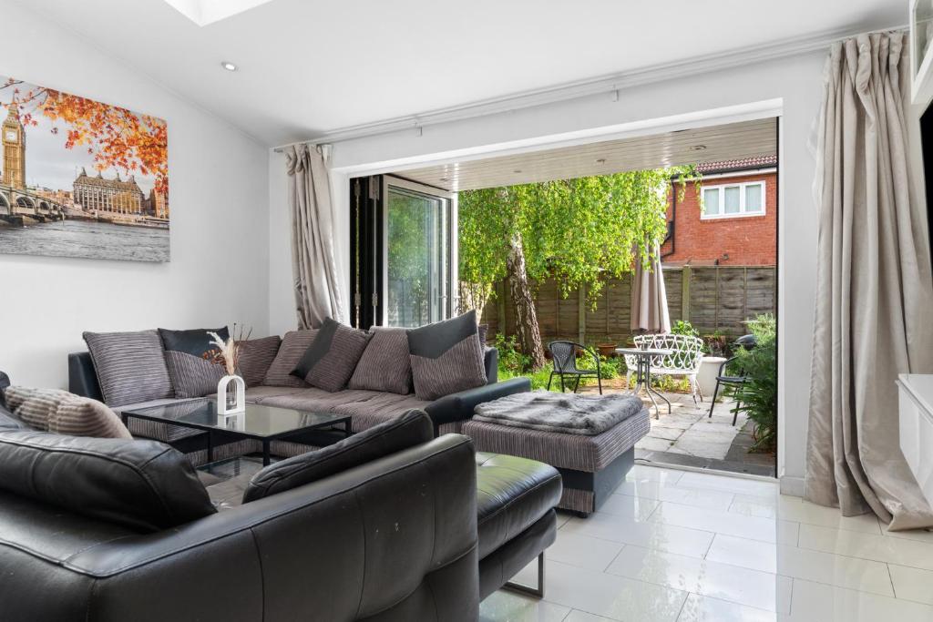 a living room with a couch and a table at Tower Bridge City Residence King En-suite With Parking in London