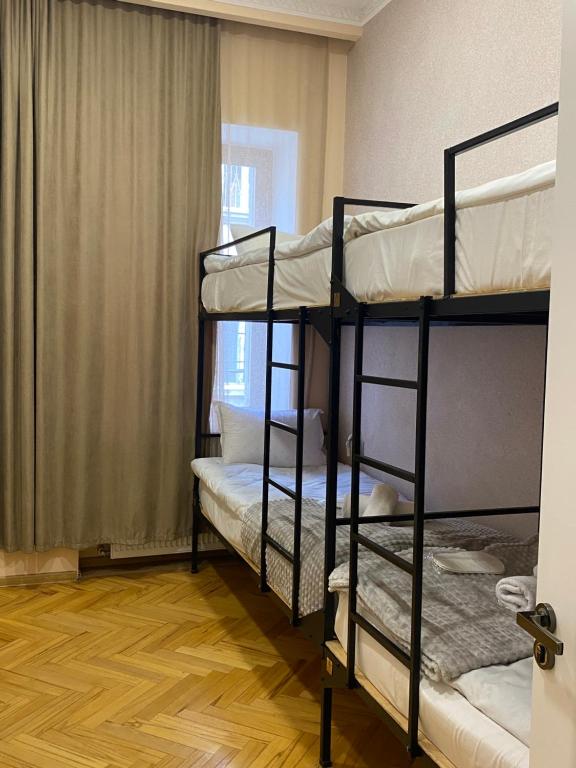 Postel nebo postele na pokoji v ubytování Cozy Rooms Tbilisi