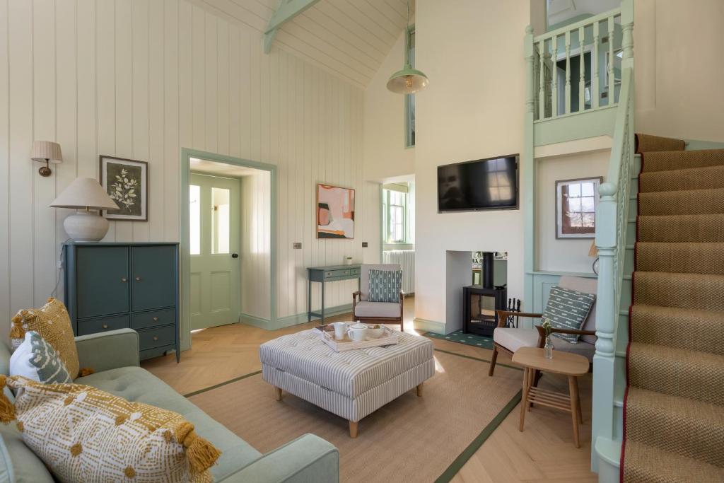 een woonkamer met een bank en een tafel bij Montagu in Thornhill