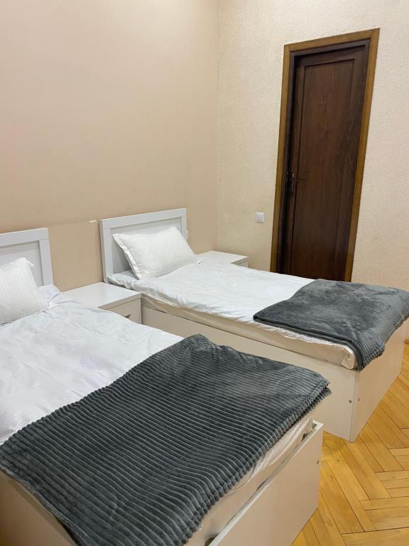 Postel nebo postele na pokoji v ubytování Cozy Rooms Tbilisi