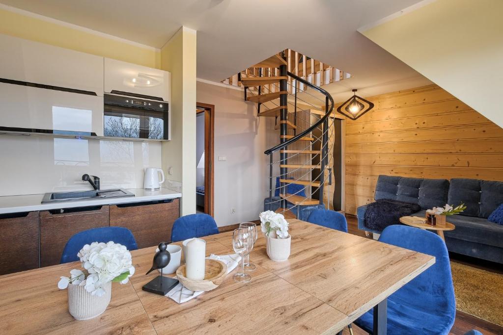 Kuchyňa alebo kuchynka v ubytovaní Apartament Królewska 13 z jacuzzi Odkryj-Zakopane