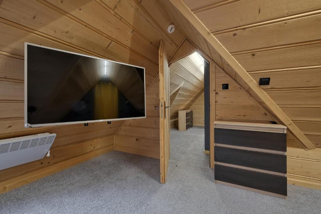 Televízia a/alebo spoločenská miestnosť v ubytovaní Apartament Królewska 13 z jacuzzi Odkryj-Zakopane