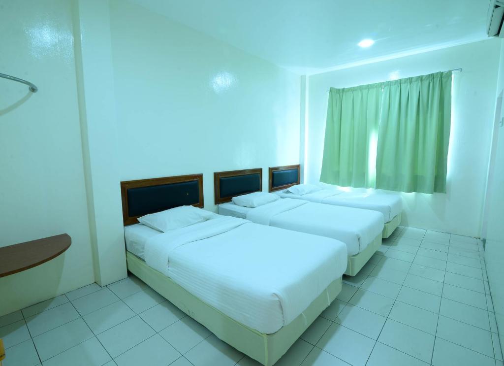 Voodi või voodid majutusasutuse Mersing Hotel toas